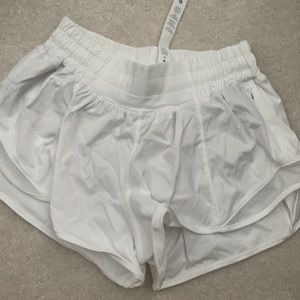 Lululemon Hotty Hot Low rise lined shorts 2.5”. White, size 2